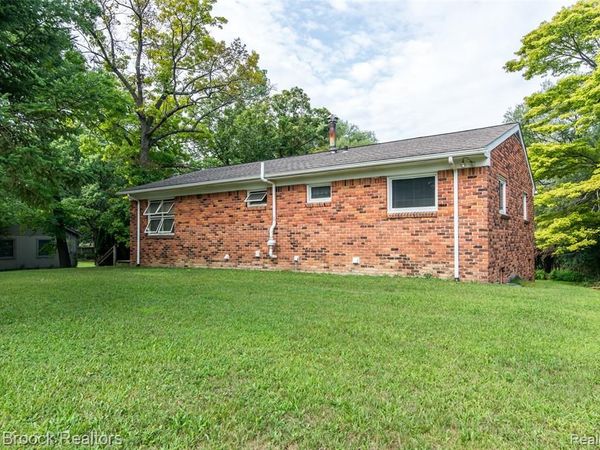 465 Robert Court, Auburn Hills, MI 48326