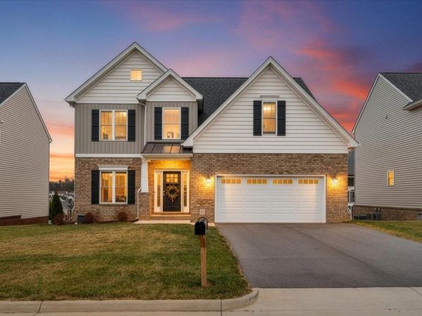 2287 Foxfield LN, Salem, VA 24153