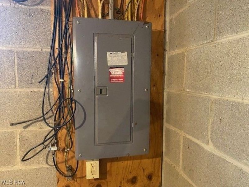 515 Flamos Circle NE, Canton, OH 44704 Photo 12