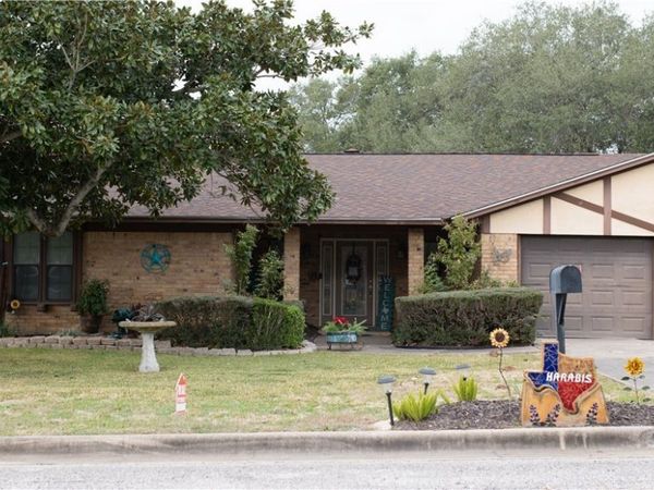 904 Carroll Dr., Yoakum, TX 77995