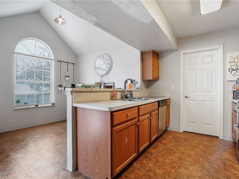 8690 Foxwood Circle, Macedonia, OH 44056 Photo 12