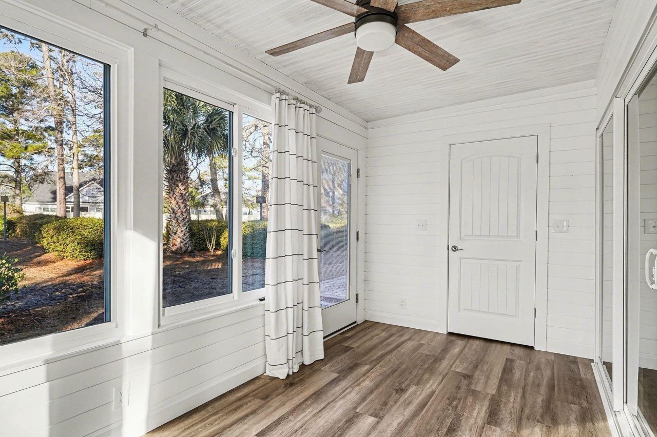 946 Villa Dr. Photo 10