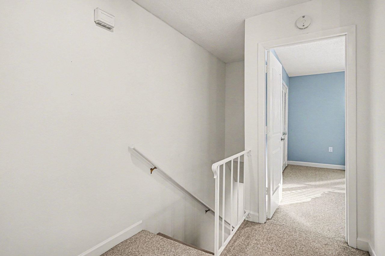 946 Villa Dr. Photo 15