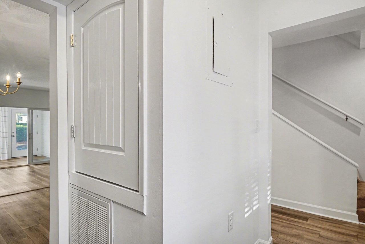 946 Villa Dr. Photo 7