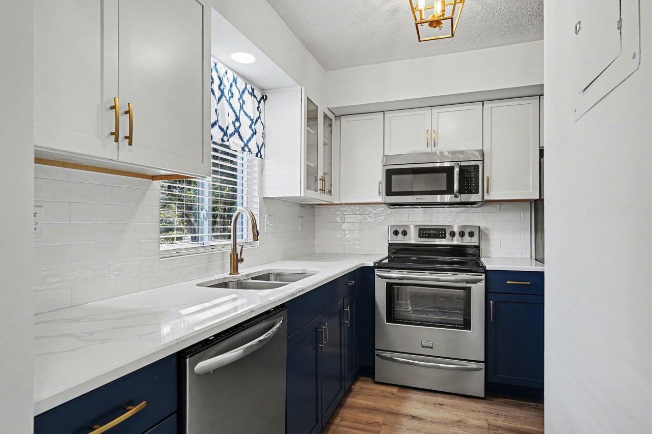 946 Villa Dr. Photo 8