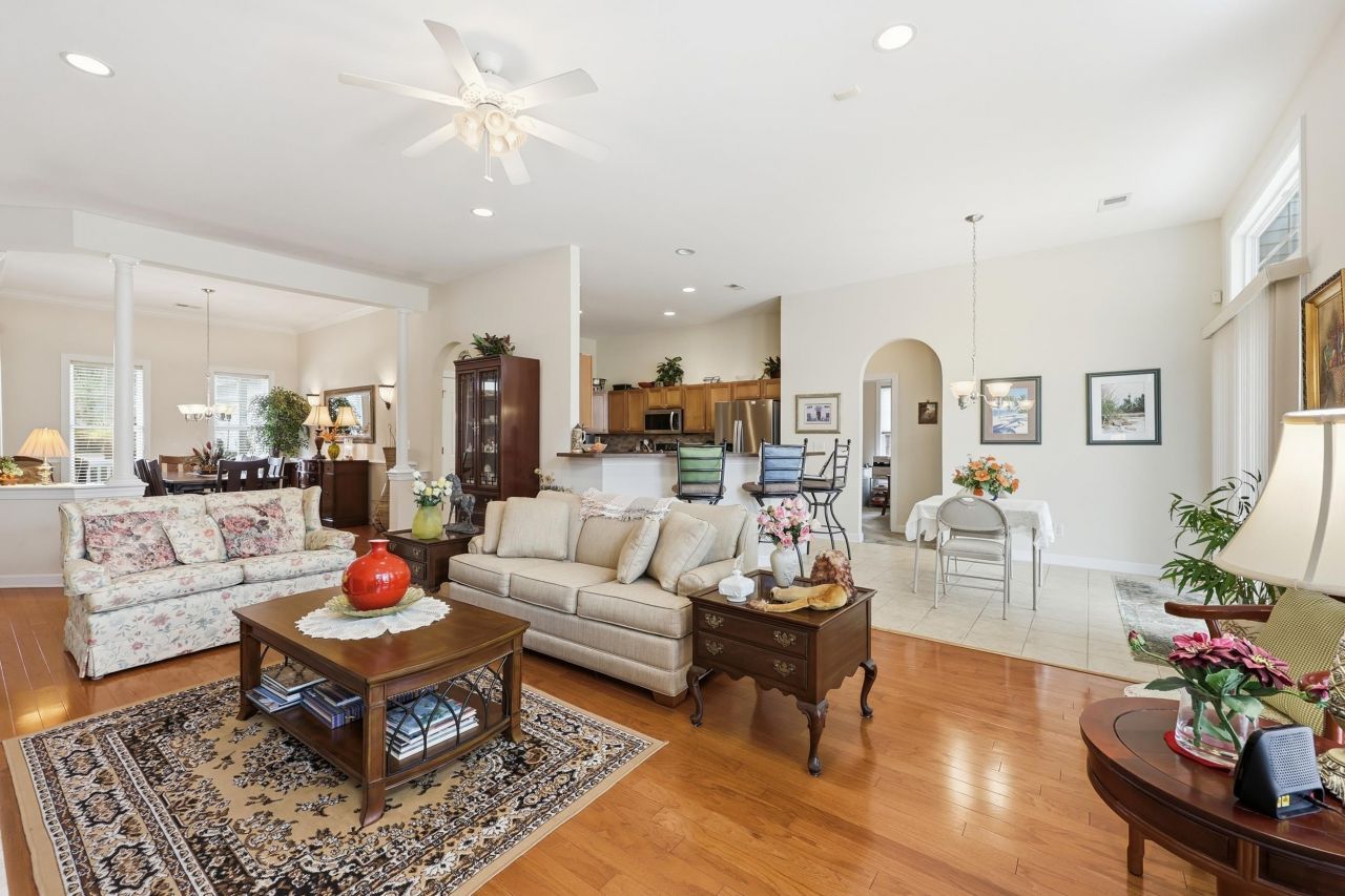 160 Three Oak Ln. Photo 8