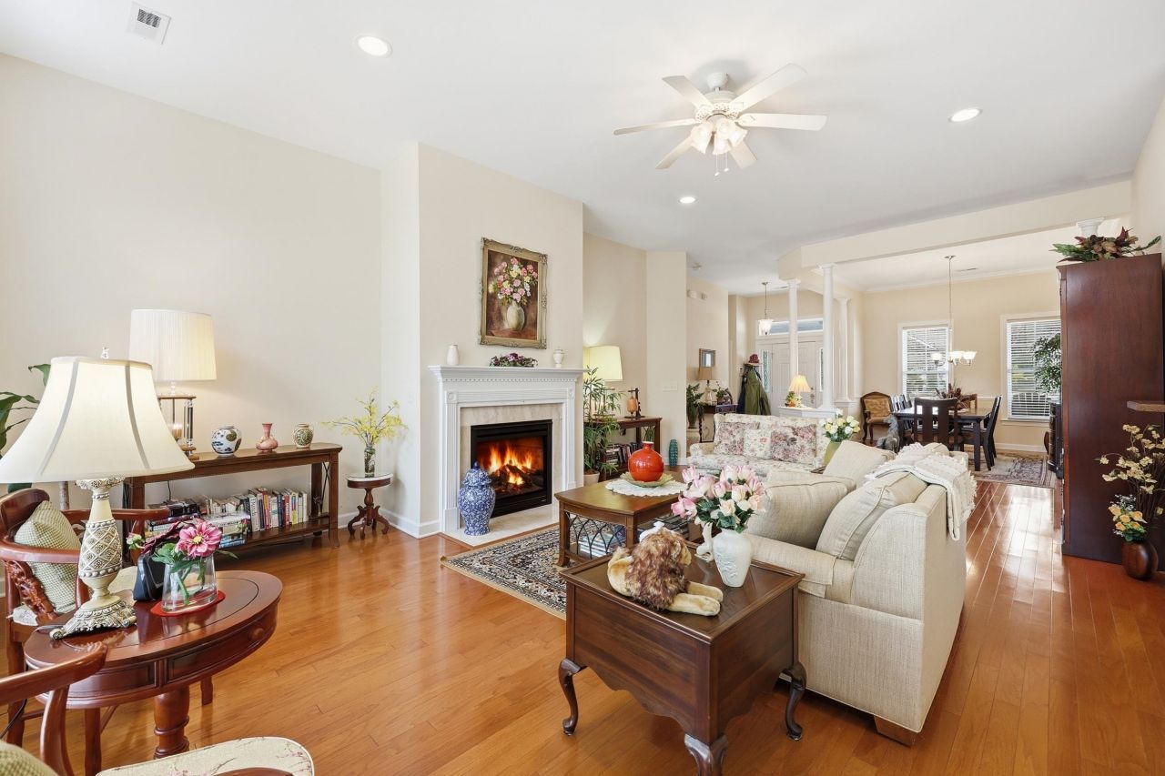 160 Three Oak Ln. Photo 9