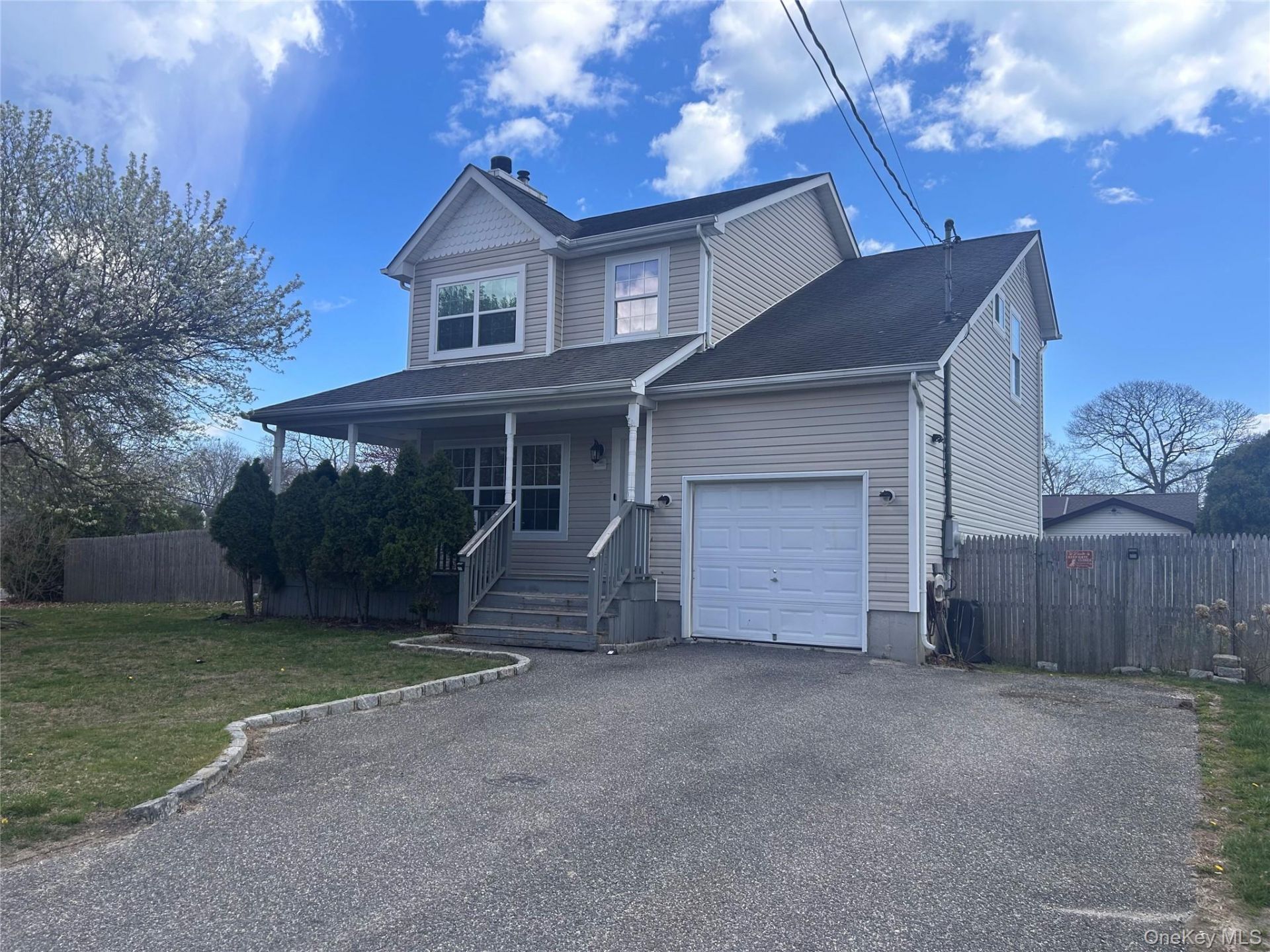 194 E Parkview Drive, Shirley, NY 11967 Main Photo