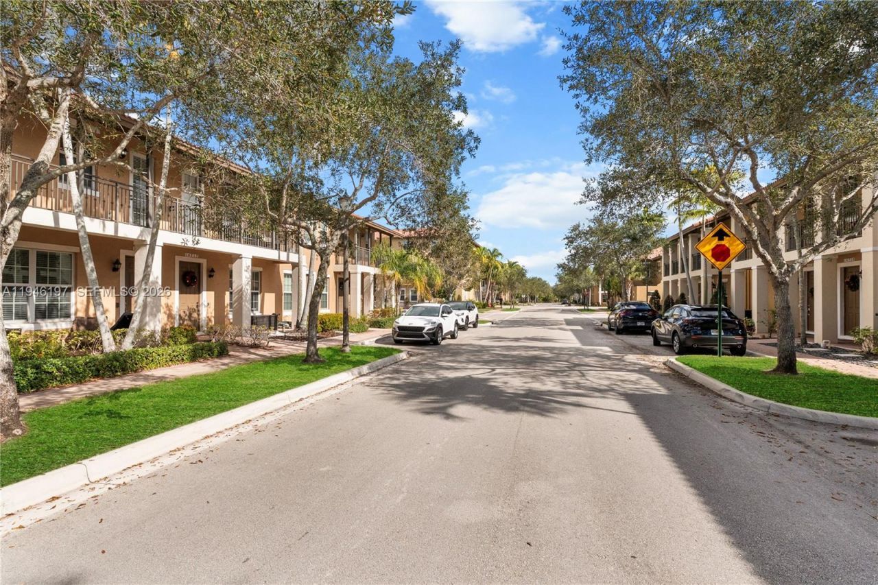 14725 SW 11th St, Pembroke Pines, FL 33027 Photo