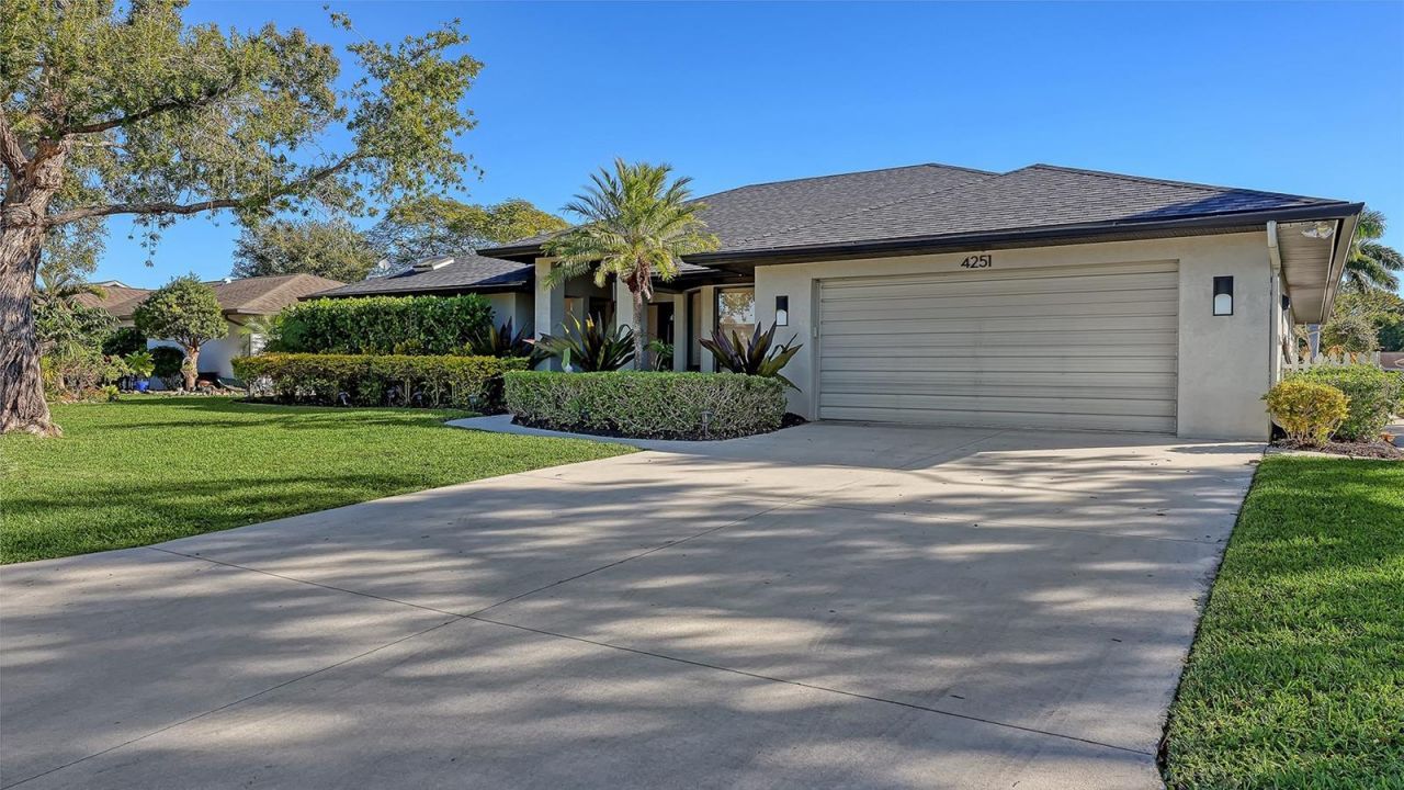4251 Pasadena Circle, Sarasota, FL 34233 Photo
