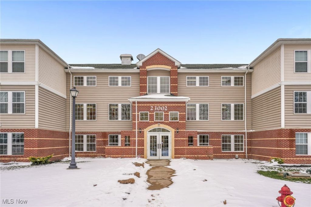 23002 Chandlers Lane, Unit 223, Olmsted Falls, OH 44138 Main Photo