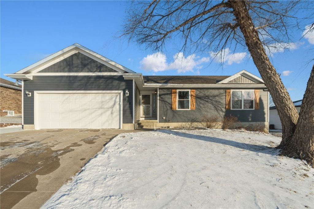 705 Deerfield Dr, Marion, IA 52302 Main Photo