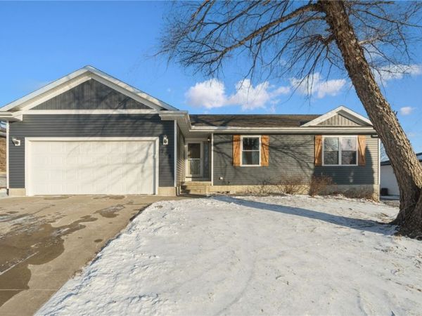 705 Deerfield Dr, Marion, IA 52302