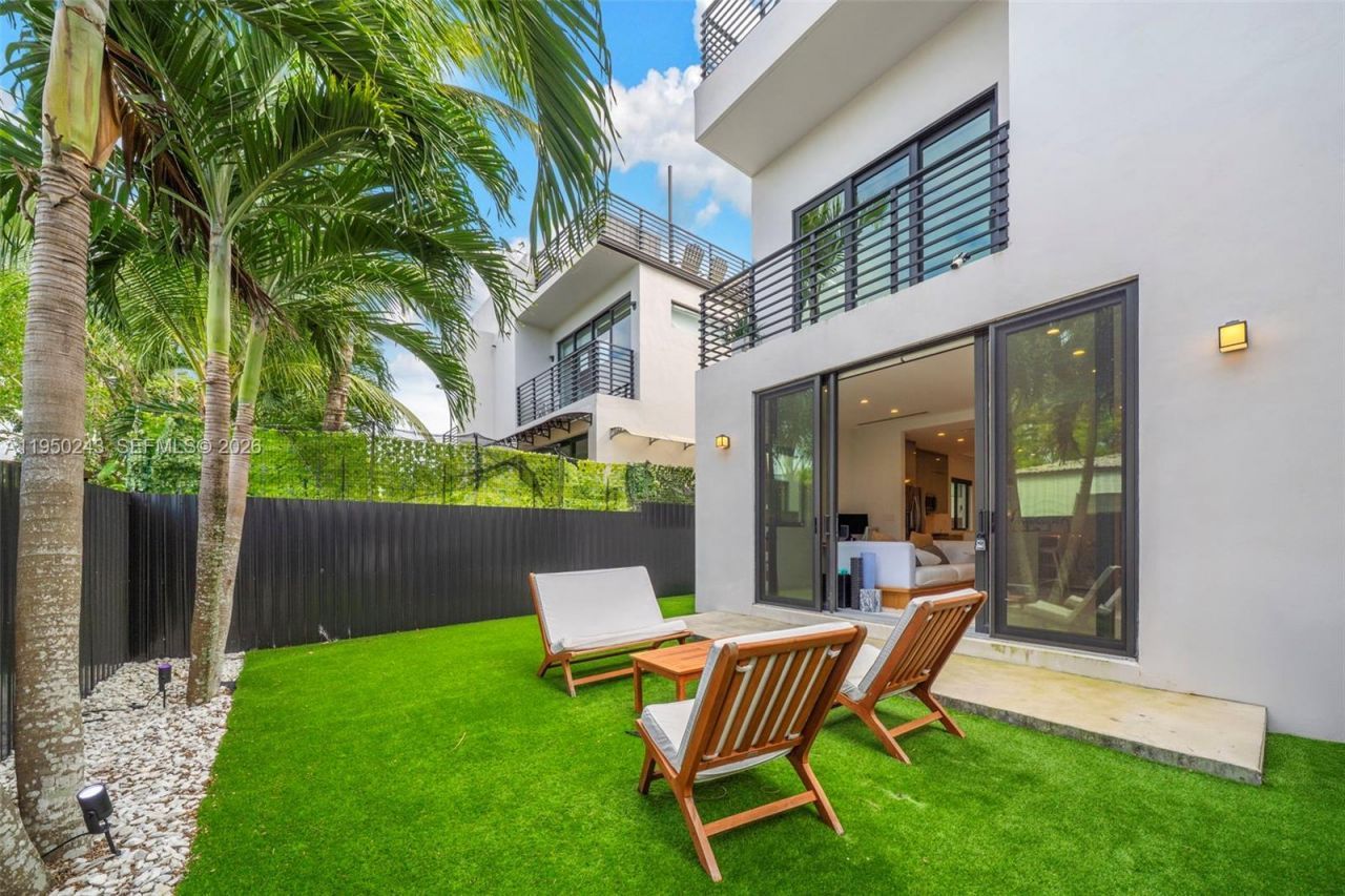 3061 SW 21st Ter, Unit 3061, Miami, FL 33145 Photo