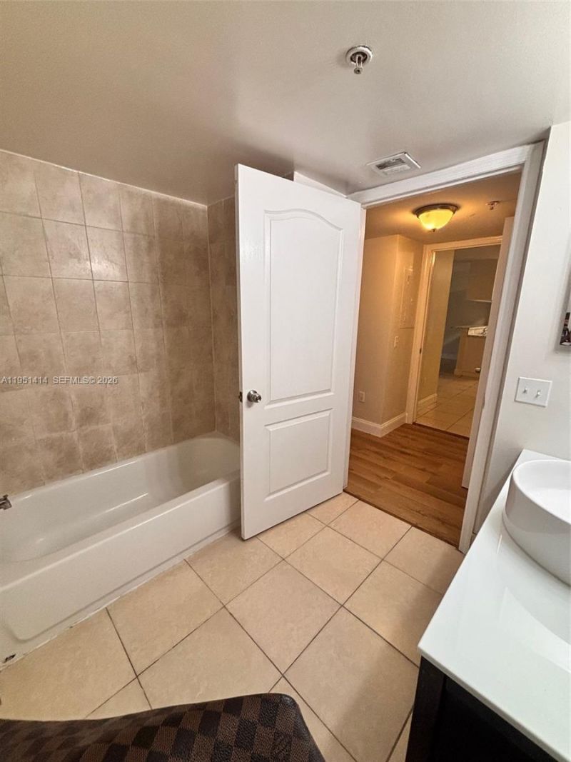 450 S Park Rd, Unit 5-104, Hollywood, FL 33021 Photo