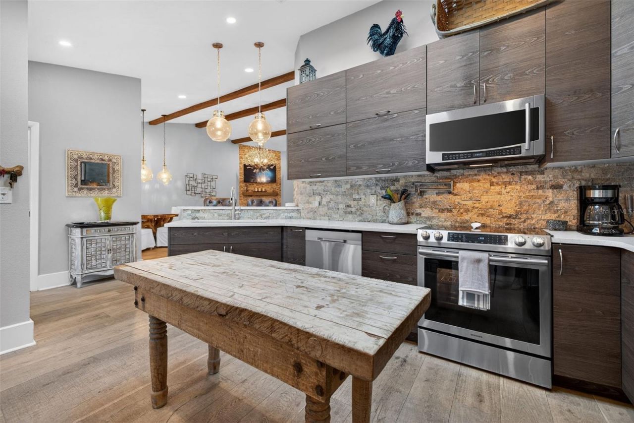 978 San Carlos Court Ne, Saint Petersburg, FL 33702 Photo