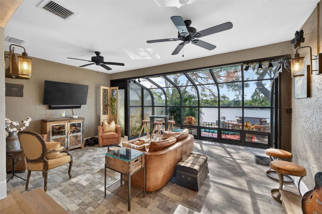 978 San Carlos Court Ne, Saint Petersburg, FL 33702 Photo