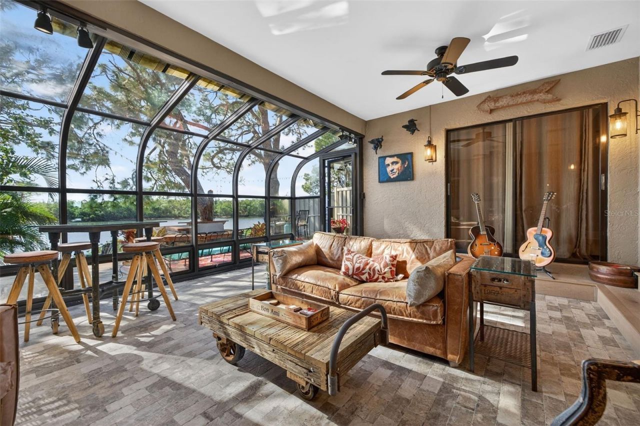 978 San Carlos Court Ne, Saint Petersburg, FL 33702 Photo