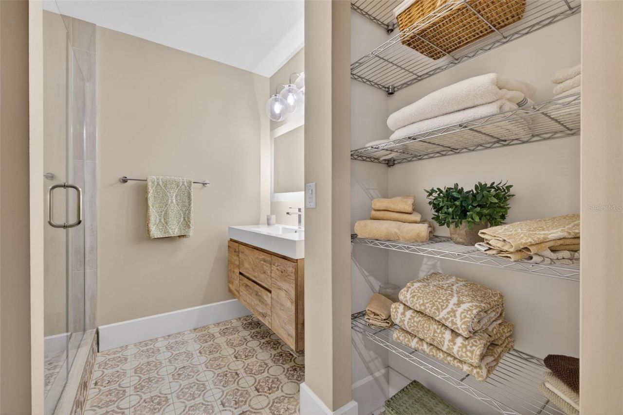 978 San Carlos Court Ne, Saint Petersburg, FL 33702 Photo