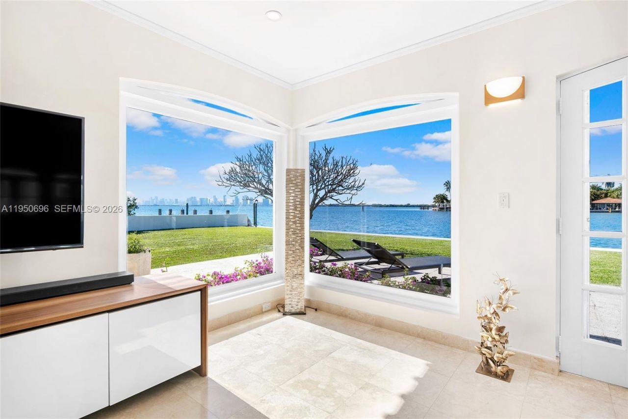 7500 W Treasure Dr, North Bay Village, FL 33141 Photo