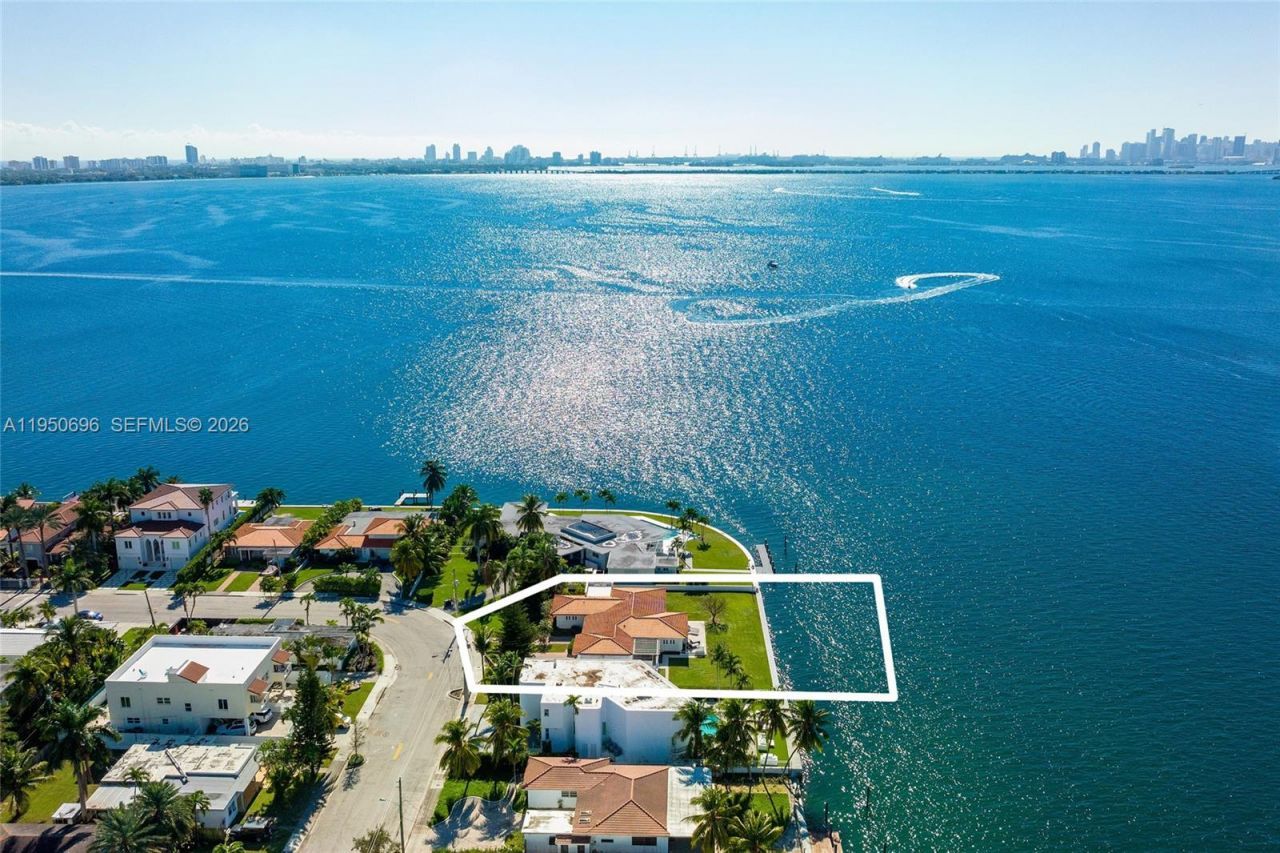 7500 W Treasure Dr, North Bay Village, FL 33141 Photo