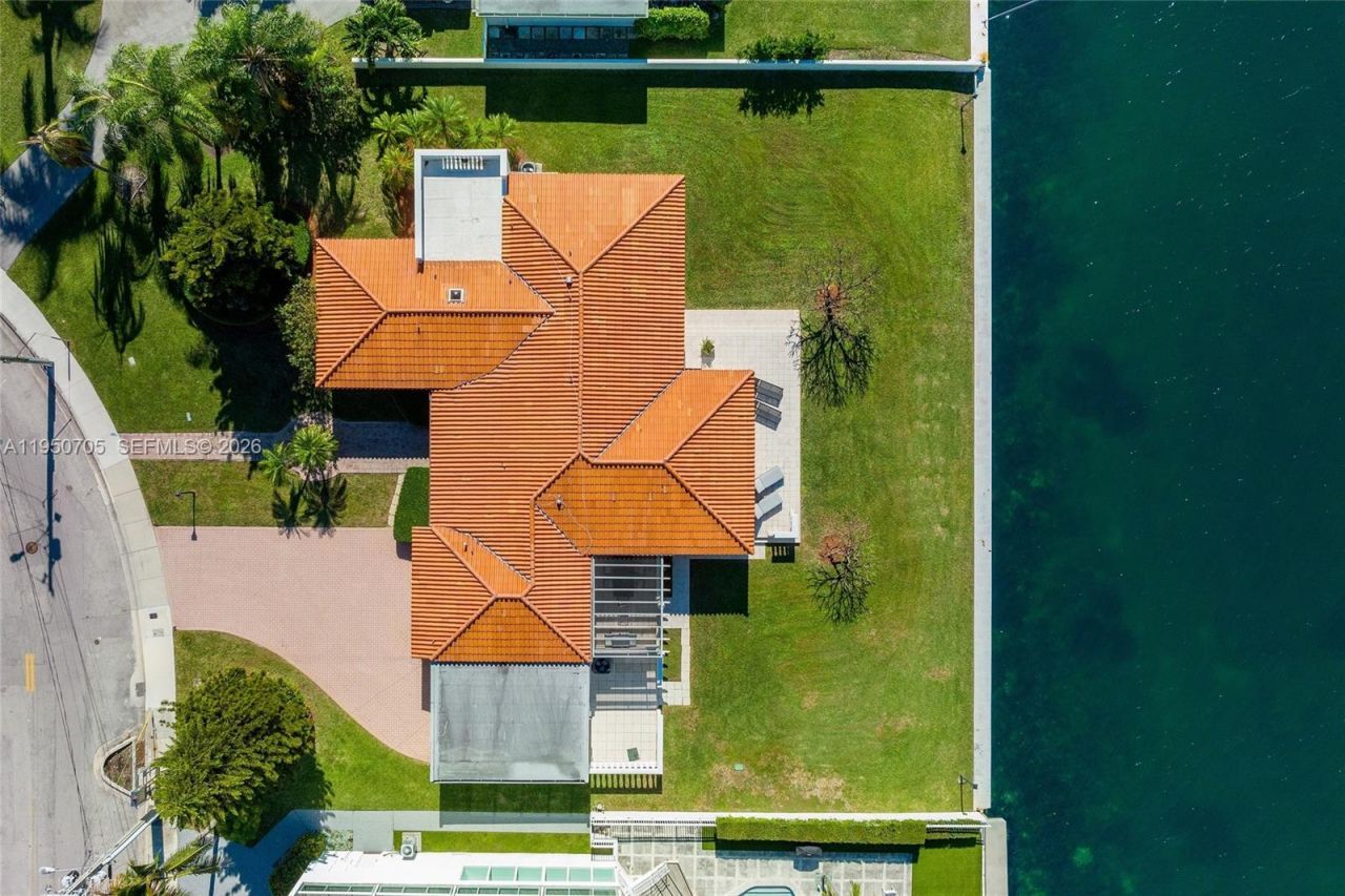 7500 W Treasure Dr, North Bay Village, FL 33141 Photo