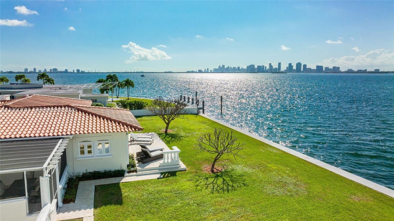 7500 W Treasure Dr, North Bay Village, FL 33141 Photo