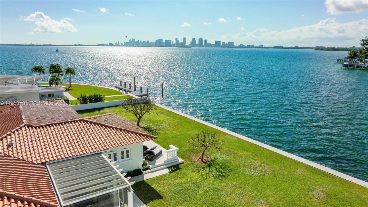 7500 W Treasure Dr, North Bay Village, FL 33141 Photo