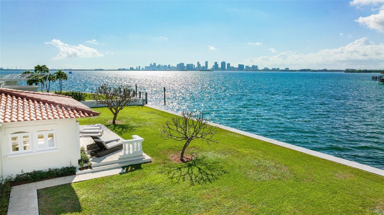 7500 W Treasure Dr, North Bay Village, FL 33141 Photo