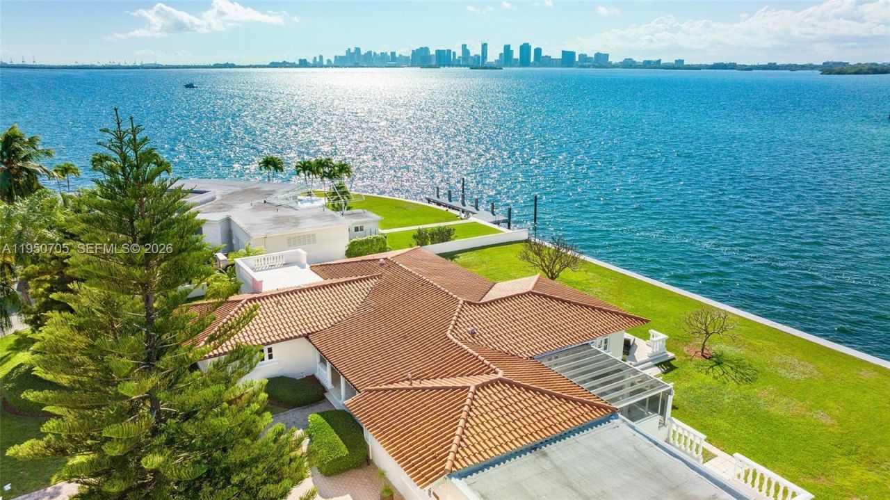 7500 W Treasure Dr, North Bay Village, FL 33141 Photo