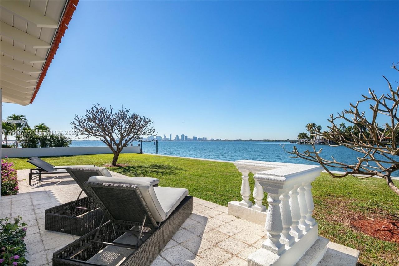 7500 W Treasure Dr, North Bay Village, FL 33141 Photo