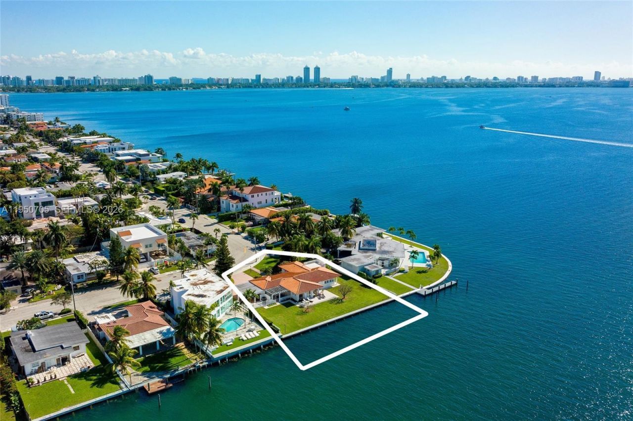 7500 W Treasure Dr, North Bay Village, FL 33141 Photo