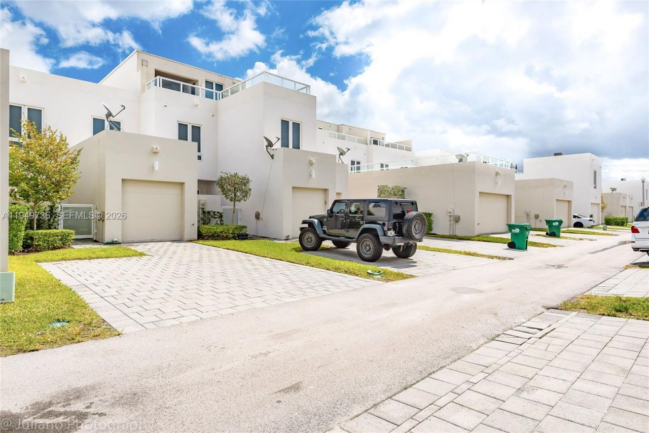 6402 NW 104th Path, Doral, FL 33178 Photo