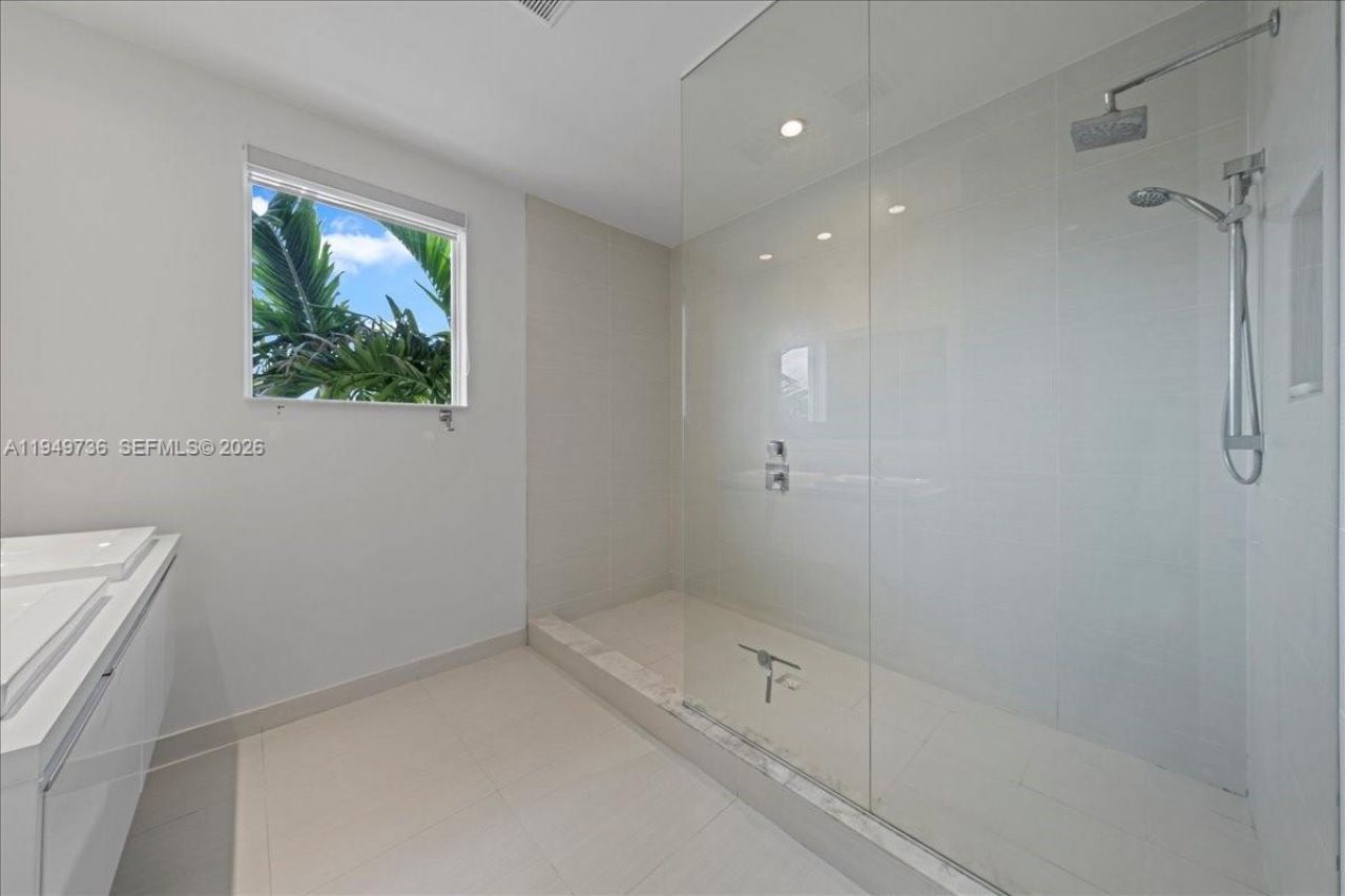 6402 NW 104th Path, Doral, FL 33178 Photo