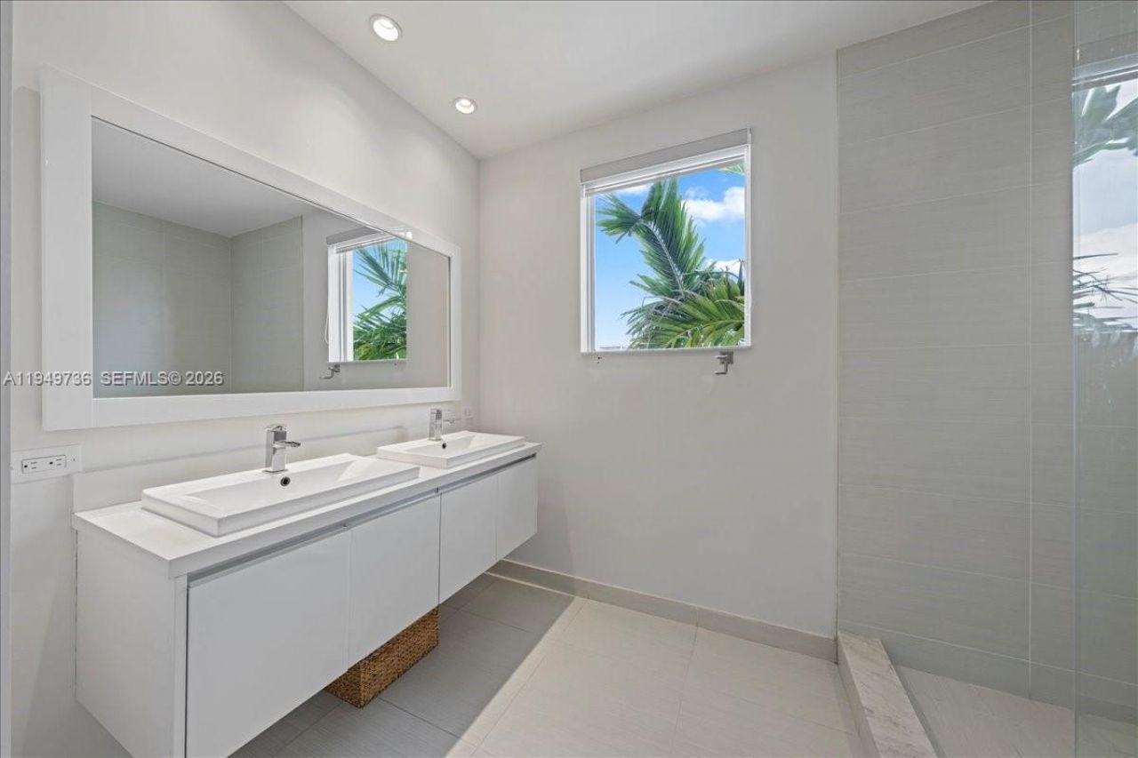 6402 NW 104th Path, Doral, FL 33178 Photo