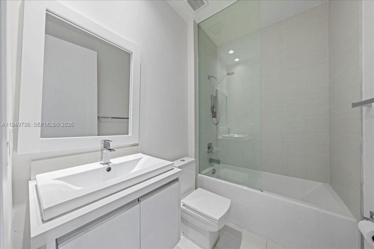 6402 NW 104th Path, Doral, FL 33178 Photo