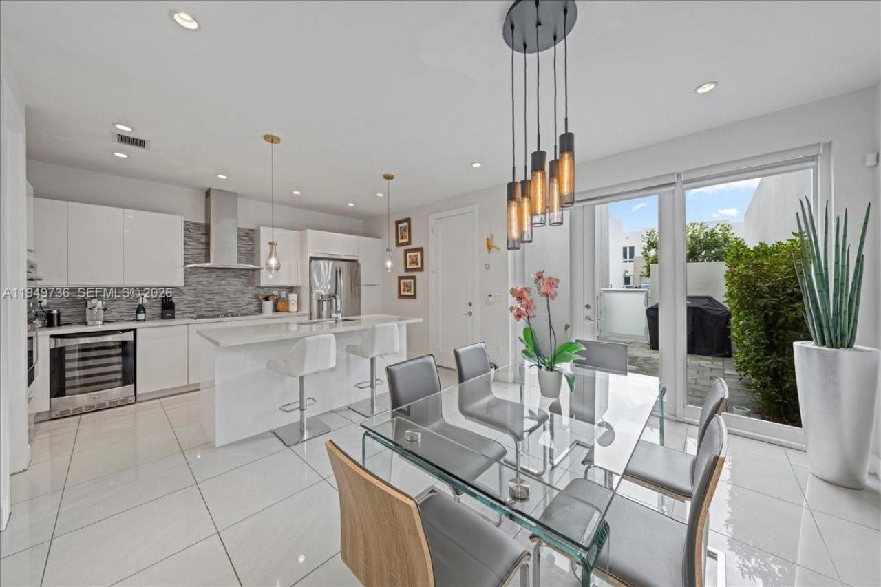 6402 NW 104th Path, Doral, FL 33178 Photo