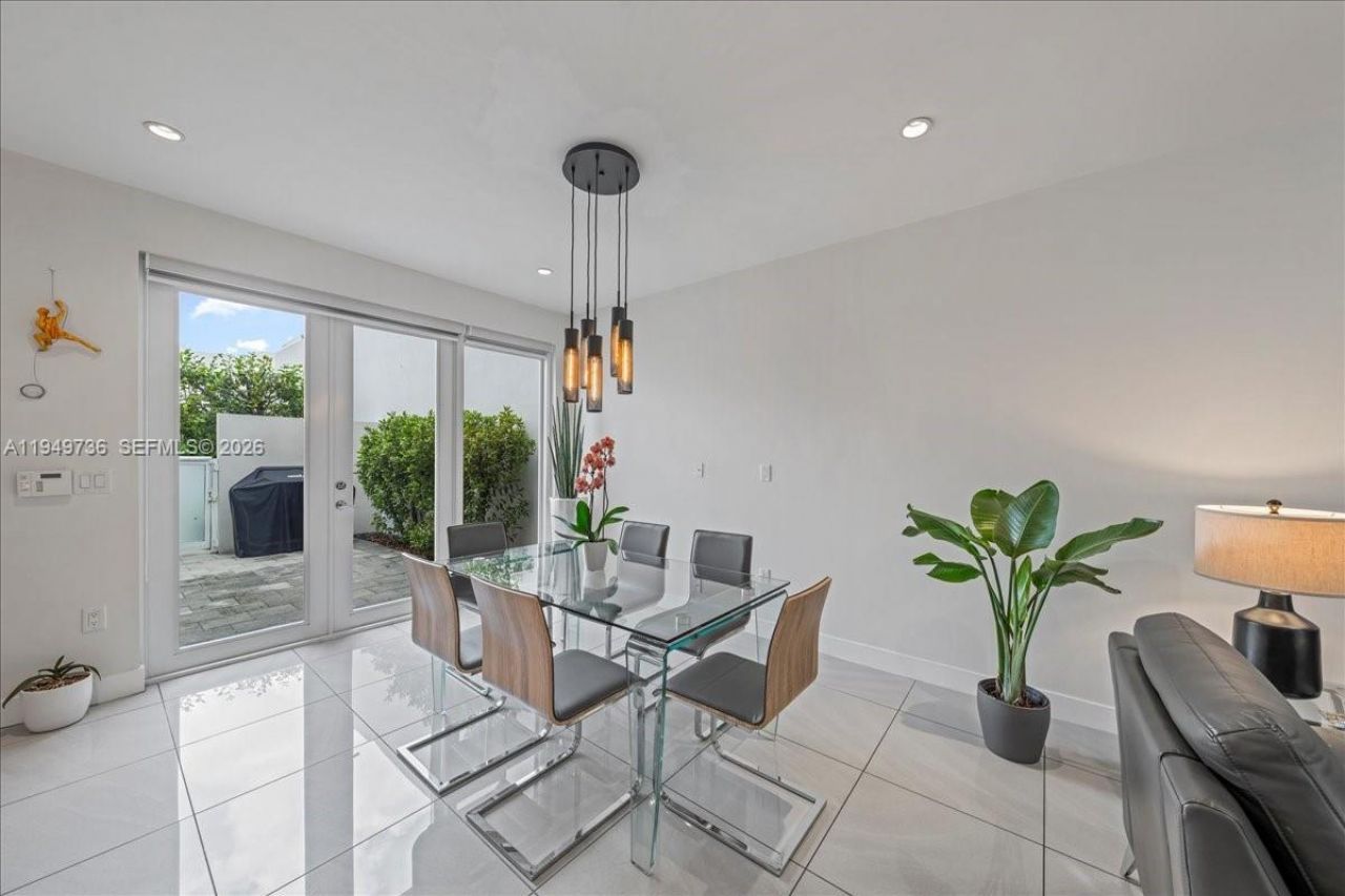 6402 NW 104th Path, Doral, FL 33178 Photo