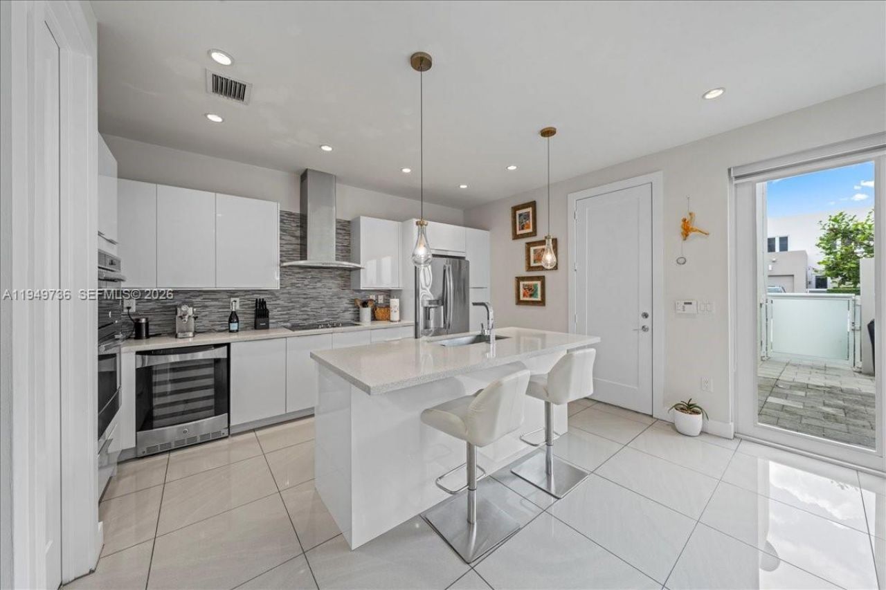 6402 NW 104th Path, Doral, FL 33178 Photo