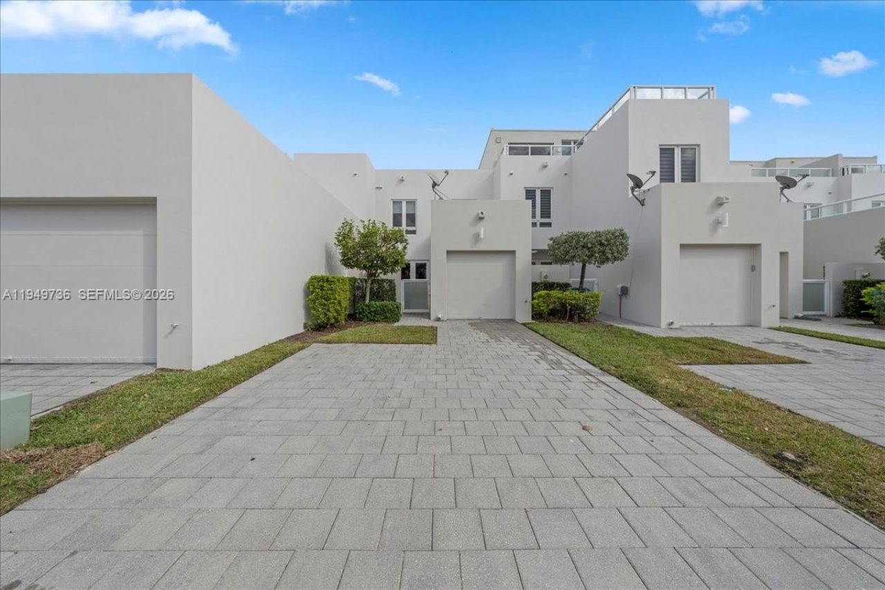 6402 NW 104th Path, Doral, FL 33178 Photo