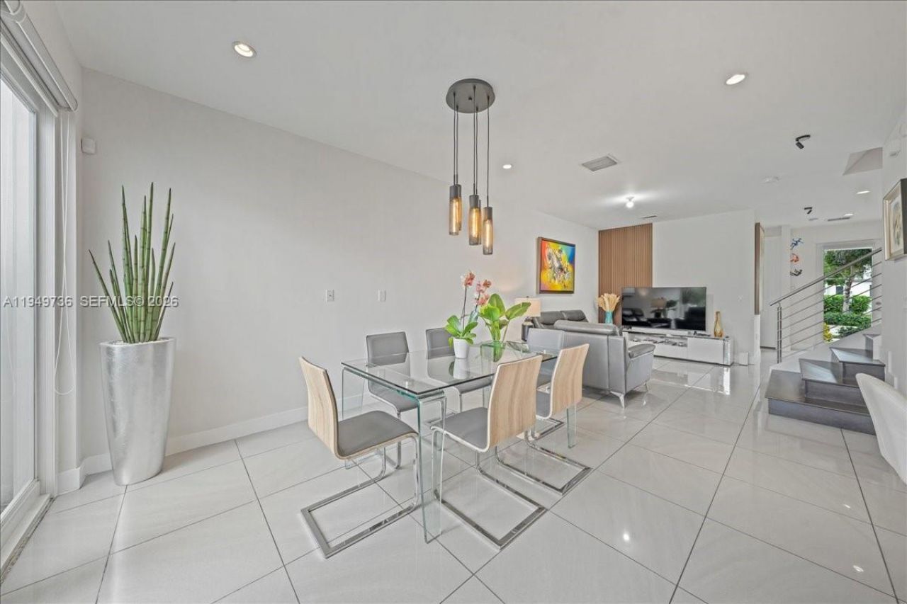 6402 NW 104th Path, Doral, FL 33178 Photo