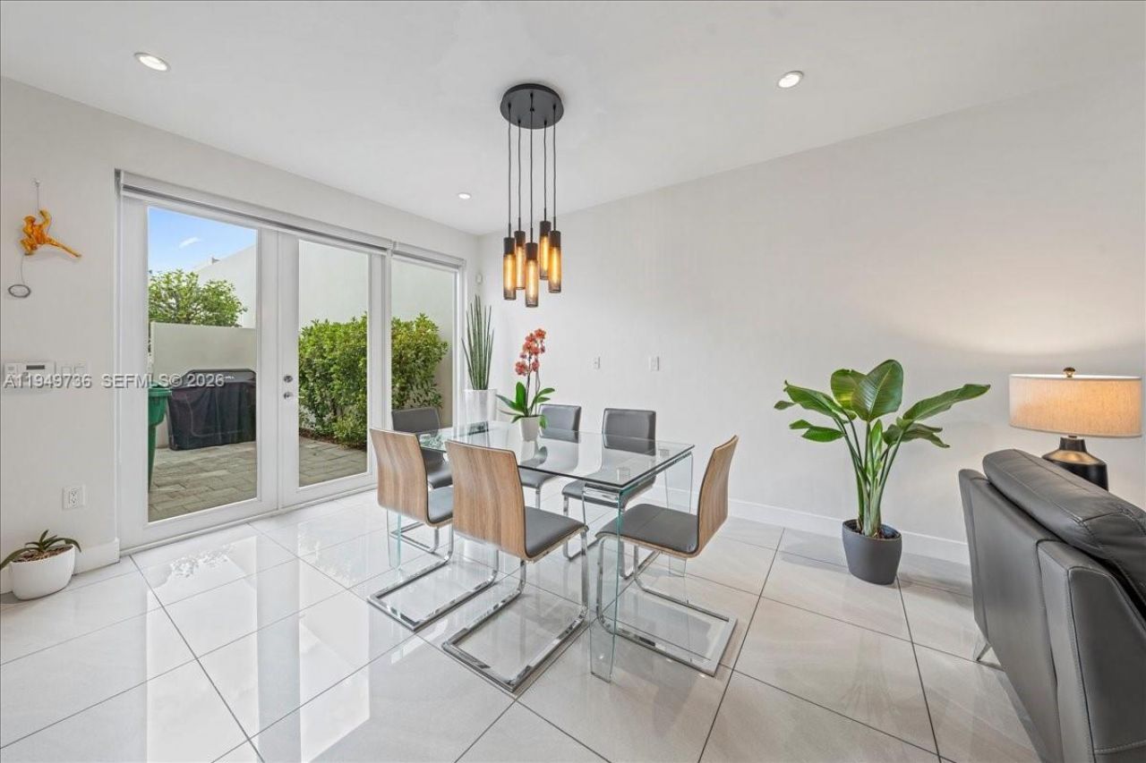 6402 NW 104th Path, Doral, FL 33178 Photo