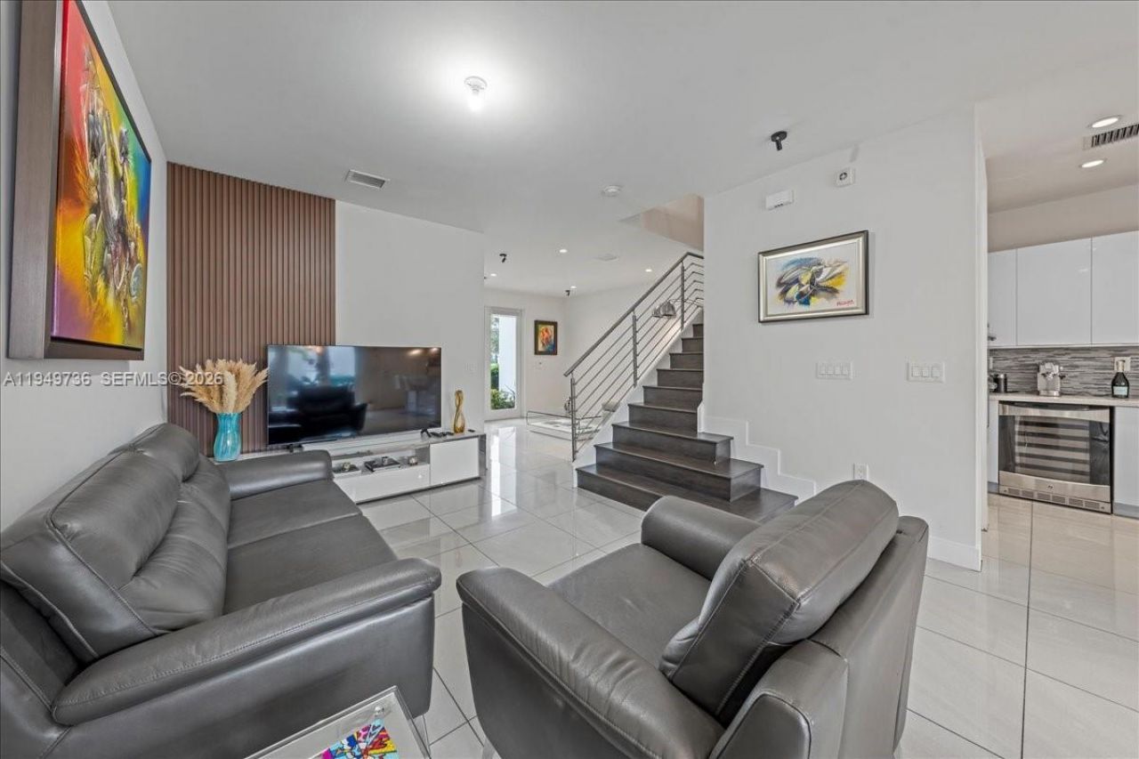 6402 NW 104th Path, Doral, FL 33178 Photo