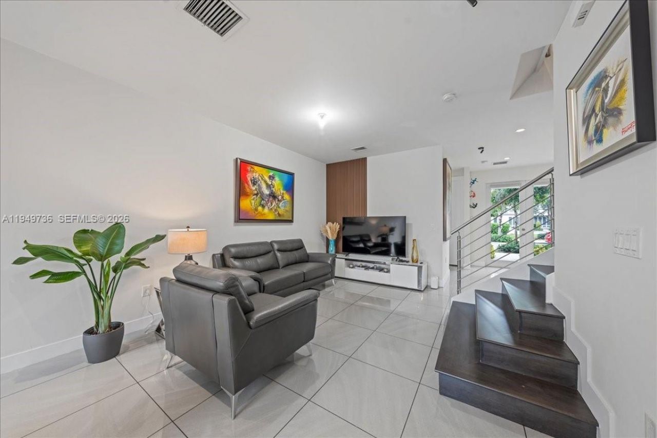 6402 NW 104th Path, Doral, FL 33178 Photo