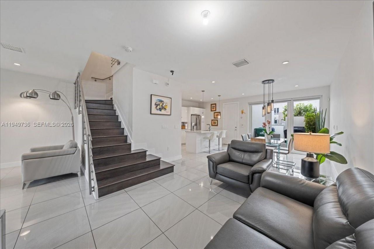 6402 NW 104th Path, Doral, FL 33178 Photo