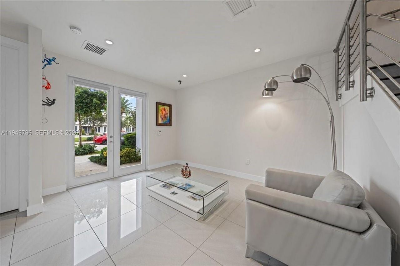 6402 NW 104th Path, Doral, FL 33178 Photo