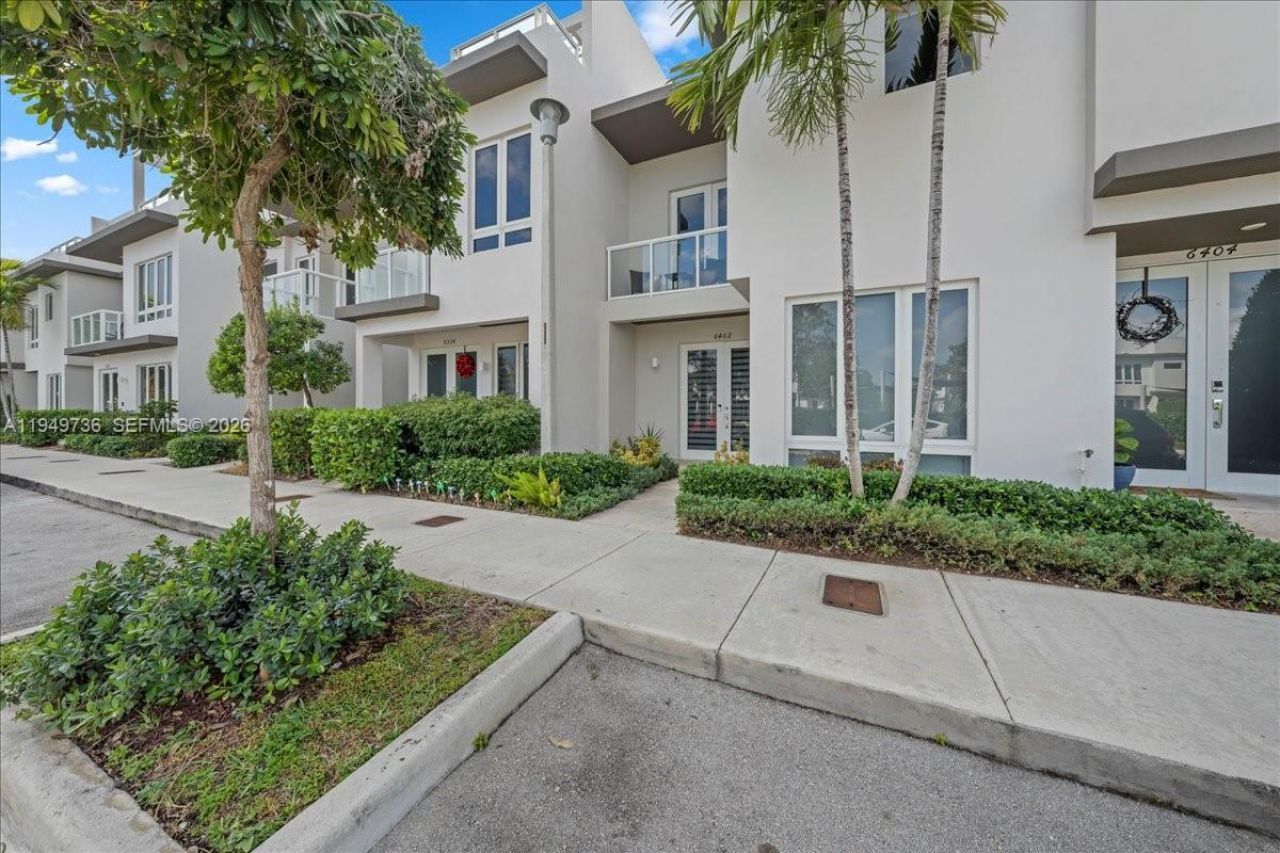 6402 NW 104th Path, Doral, FL 33178 Photo