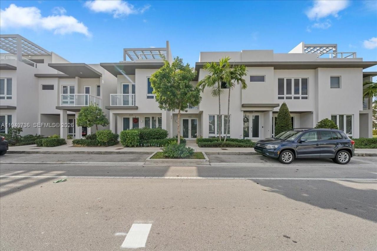 6402 NW 104th Path, Doral, FL 33178 Photo