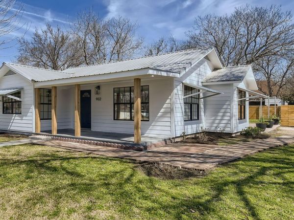 902 Hackberry ST, Taylor, TX 76574