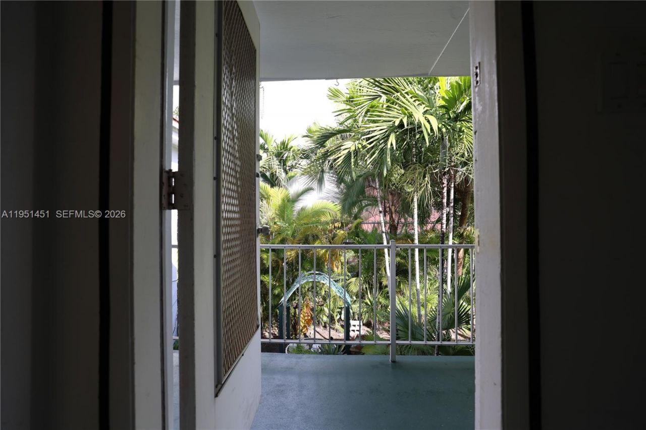 73 Edgewater Dr, Unit 3, Coral Gables, FL 33133 Photo